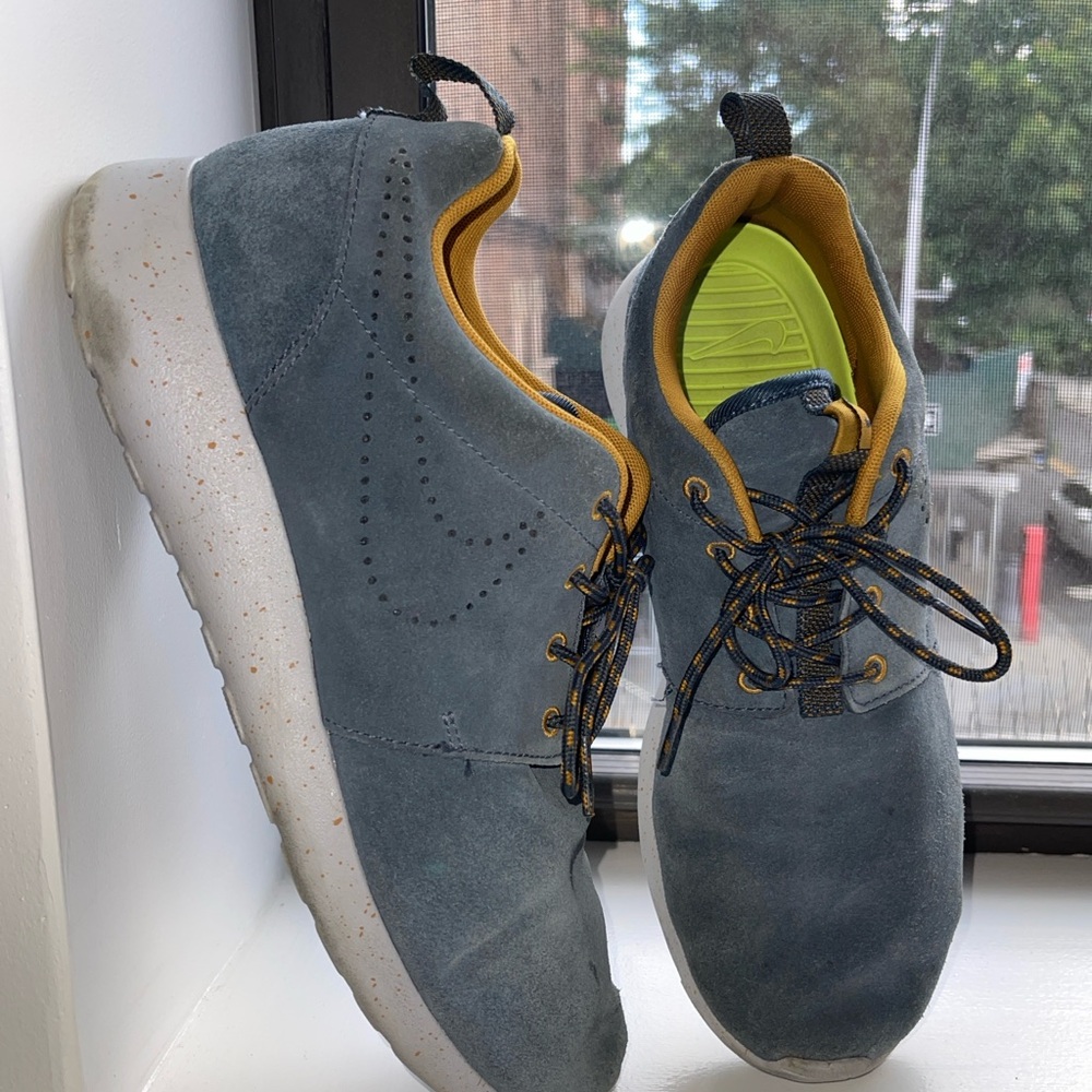 Nike Rosherun Blue and Yellow Athletic Shoes with Cushioned Design